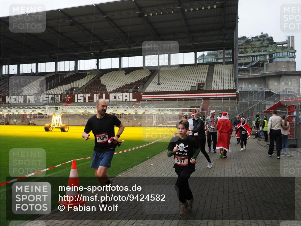 07.12.2025 - St. Pauli X-Mass-Run No. 15 Fabian Wolf http://msf.ph/oto/9424582 07.12.2025 12:07:58 Ziel 587, 849, 850, 1899, 2953, 2954, 3460, 3667, 3668, 3691, 3816, 3898, 3899, 4035, 4210, 4393, 4395, 4722, 4730 meine-sportfotos.de