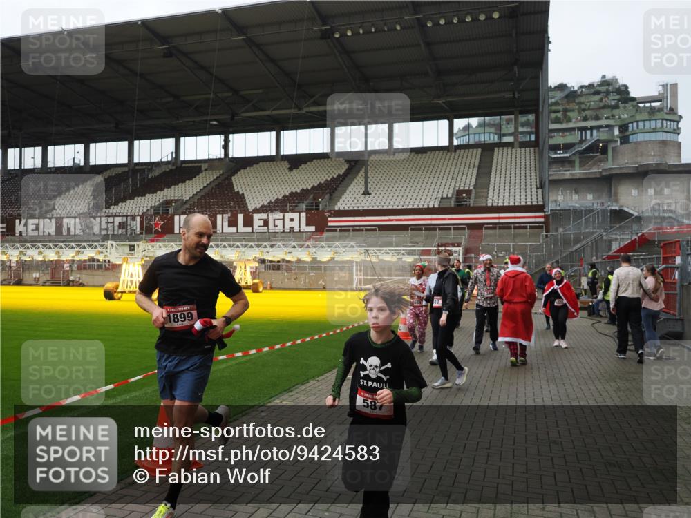 07.12.2025 - St. Pauli X-Mass-Run No. 15 Fabian Wolf http://msf.ph/oto/9424583 07.12.2025 12:07:58 Ziel 587, 849, 850, 1899, 2953, 2954, 3460, 3667, 3668, 3691, 3816, 3898, 3899, 4035, 4210, 4393, 4395, 4722, 4730 meine-sportfotos.de