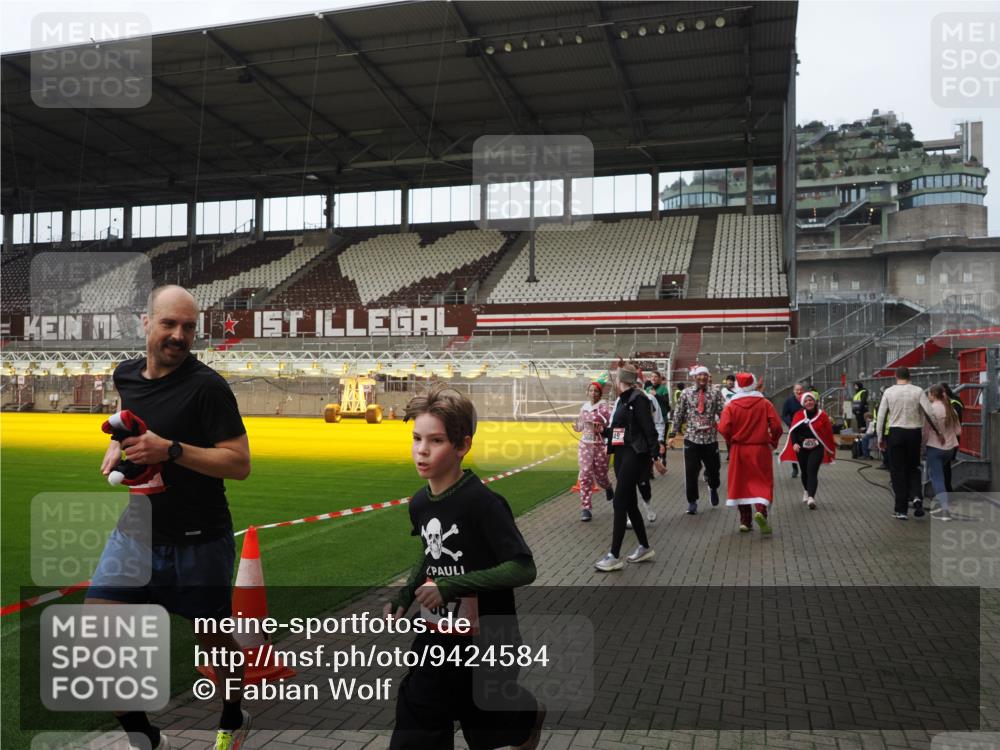 07.12.2025 - St. Pauli X-Mass-Run No. 15 Fabian Wolf http://msf.ph/oto/9424584 07.12.2025 12:07:58 Ziel 587, 849, 850, 1899, 2953, 2954, 3460, 3667, 3668, 3691, 3816, 3898, 3899, 4035, 4210, 4393, 4395, 4722, 4730 meine-sportfotos.de