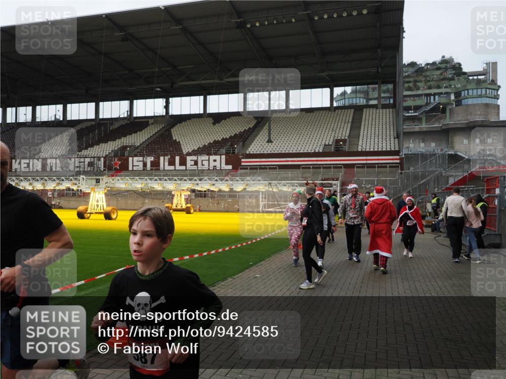 07.12.2025 - St. Pauli X-Mass-Run No. 15 Fabian Wolf http://msf.ph/oto/9424585 07.12.2025 12:07:58 Ziel 587, 849, 850, 1899, 2953, 2954, 3460, 3667, 3668, 3691, 3816, 3898, 3899, 4035, 4210, 4393, 4395, 4722, 4730 meine-sportfotos.de