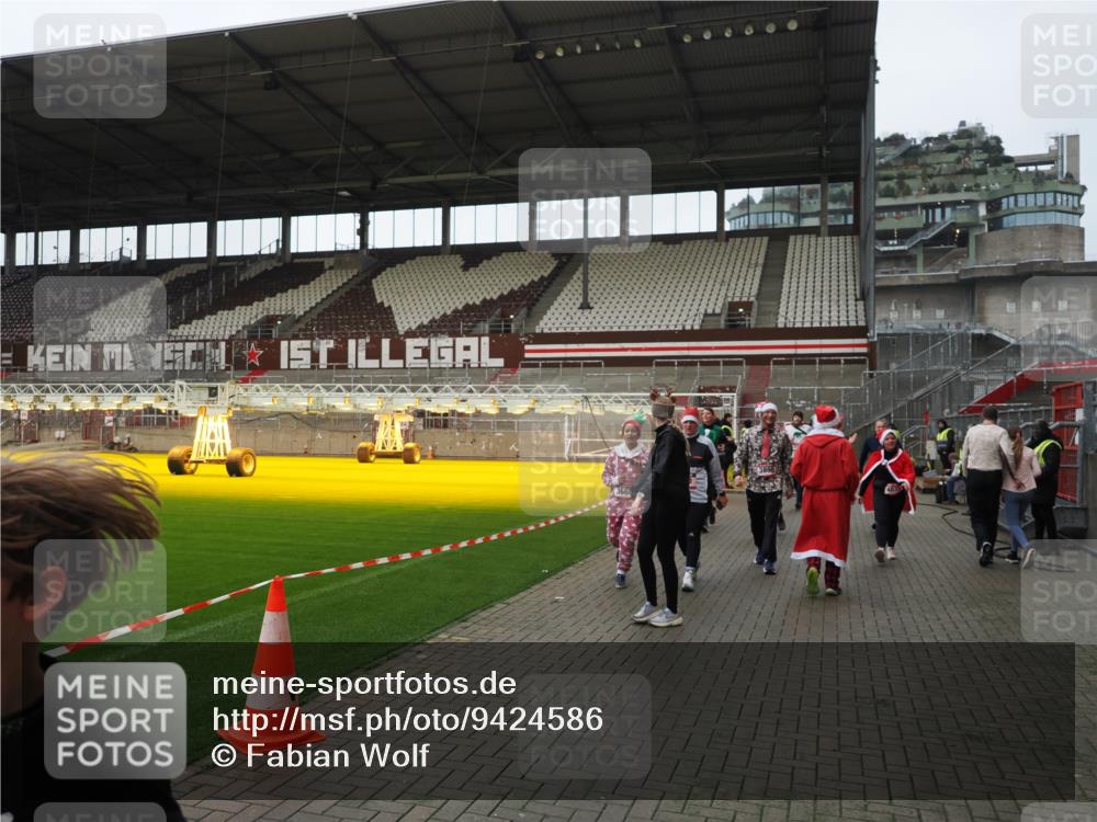 07.12.2025 - St. Pauli X-Mass-Run No. 15 Fabian Wolf http://msf.ph/oto/9424586 07.12.2025 12:07:58 Ziel 587, 849, 850, 1899, 2953, 2954, 3460, 3667, 3668, 3691, 3816, 3898, 3899, 4035, 4210, 4393, 4395, 4722, 4730 meine-sportfotos.de