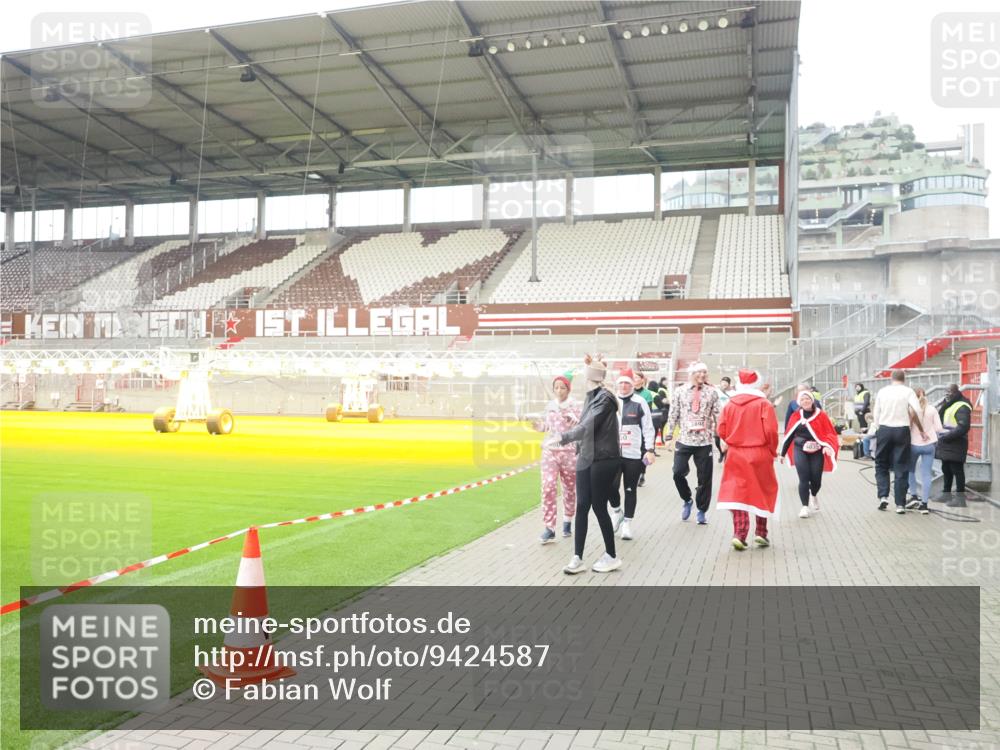 07.12.2025 - St. Pauli X-Mass-Run No. 15 Fabian Wolf http://msf.ph/oto/9424587 07.12.2025 12:07:59 Ziel 587, 849, 850, 1224, 1899, 2953, 2954, 3460, 3668, 3816, 3898, 3899, 4035, 4210, 4393, 4395, 4722, 4730 meine-sportfotos.de
