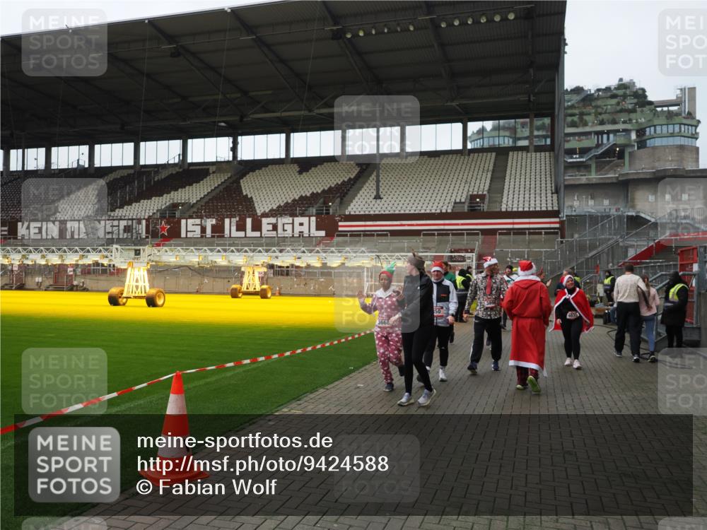 07.12.2025 - St. Pauli X-Mass-Run No. 15 Fabian Wolf http://msf.ph/oto/9424588 07.12.2025 12:07:59 Ziel 587, 849, 850, 1224, 1899, 2953, 2954, 3460, 3668, 3816, 3898, 3899, 4035, 4210, 4393, 4395, 4722, 4730 meine-sportfotos.de