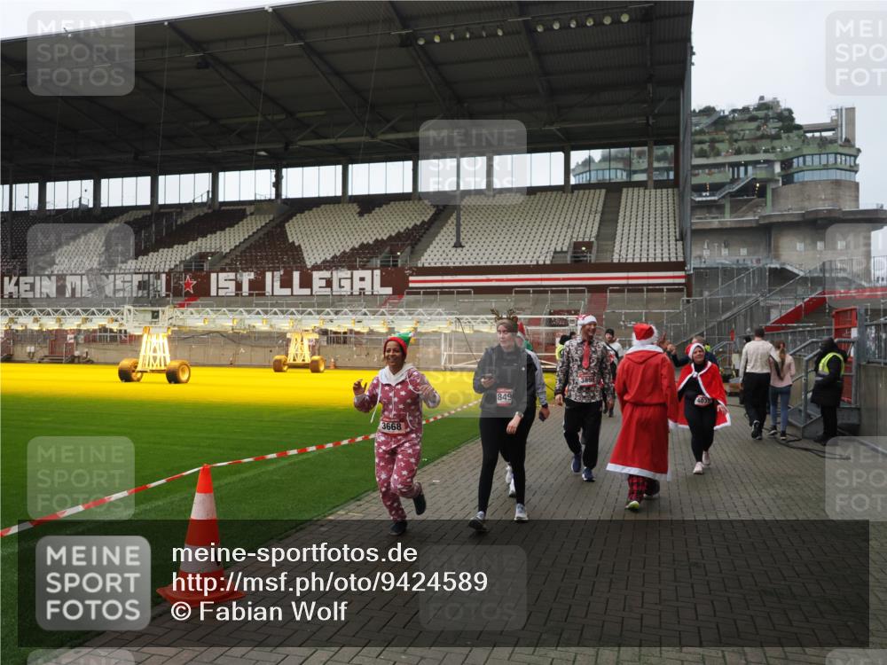 07.12.2025 - St. Pauli X-Mass-Run No. 15 Fabian Wolf http://msf.ph/oto/9424589 07.12.2025 12:08:00 Ziel 587, 849, 850, 1224, 1899, 2953, 2954, 3460, 3668, 3816, 3898, 3899, 4035, 4393, 4395, 4722 meine-sportfotos.de
