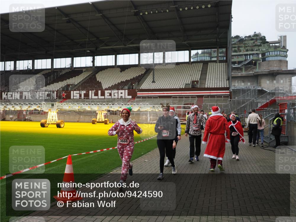 07.12.2025 - St. Pauli X-Mass-Run No. 15 Fabian Wolf http://msf.ph/oto/9424590 07.12.2025 12:08:00 Ziel 587, 849, 850, 1224, 1899, 2953, 2954, 3460, 3668, 3816, 3898, 3899, 4035, 4393, 4395, 4722 meine-sportfotos.de