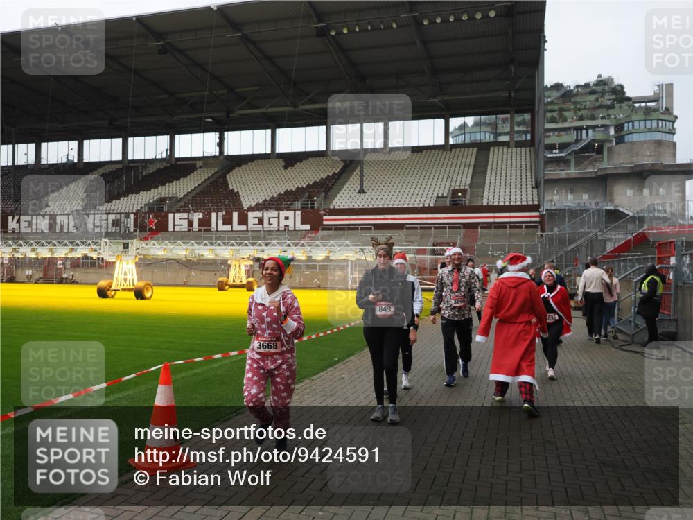 07.12.2025 - St. Pauli X-Mass-Run No. 15 Fabian Wolf http://msf.ph/oto/9424591 07.12.2025 12:08:00 Ziel 587, 849, 850, 1224, 1899, 2953, 2954, 3460, 3668, 3816, 3898, 3899, 4035, 4393, 4395, 4722 meine-sportfotos.de