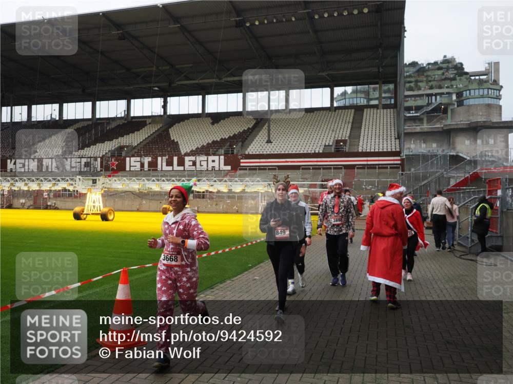 07.12.2025 - St. Pauli X-Mass-Run No. 15 Fabian Wolf http://msf.ph/oto/9424592 07.12.2025 12:08:00 Ziel 587, 849, 850, 1224, 1899, 2953, 2954, 3460, 3668, 3816, 3898, 3899, 4035, 4393, 4395, 4722 meine-sportfotos.de