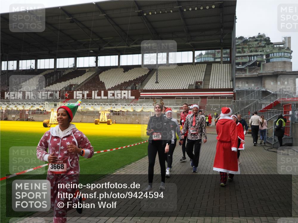 07.12.2025 - St. Pauli X-Mass-Run No. 15 Fabian Wolf http://msf.ph/oto/9424594 07.12.2025 12:08:01 Ziel 587, 849, 850, 1224, 1899, 2953, 2954, 3668, 3816, 3898, 3899, 4035, 4393, 4395, 4722 meine-sportfotos.de