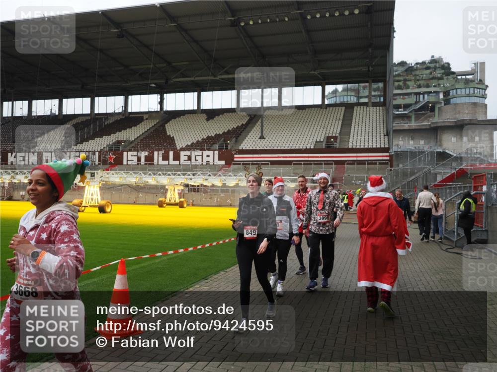 07.12.2025 - St. Pauli X-Mass-Run No. 15 Fabian Wolf http://msf.ph/oto/9424595 07.12.2025 12:08:01 Ziel 587, 849, 850, 1224, 1899, 2953, 2954, 3668, 3816, 3898, 3899, 4035, 4393, 4395, 4722 meine-sportfotos.de