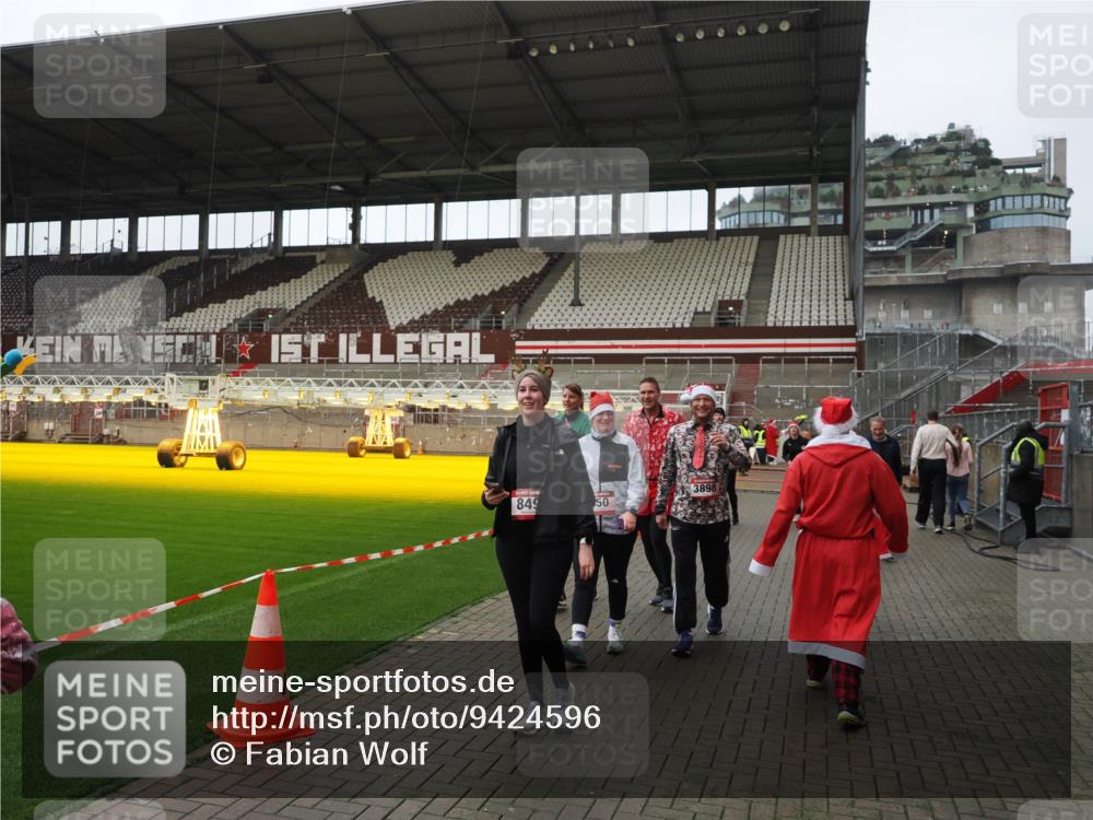 07.12.2025 - St. Pauli X-Mass-Run No. 15 Fabian Wolf http://msf.ph/oto/9424596 07.12.2025 12:08:01 Ziel 587, 849, 850, 1224, 1899, 2953, 2954, 3668, 3816, 3898, 3899, 4035, 4393, 4395, 4722 meine-sportfotos.de