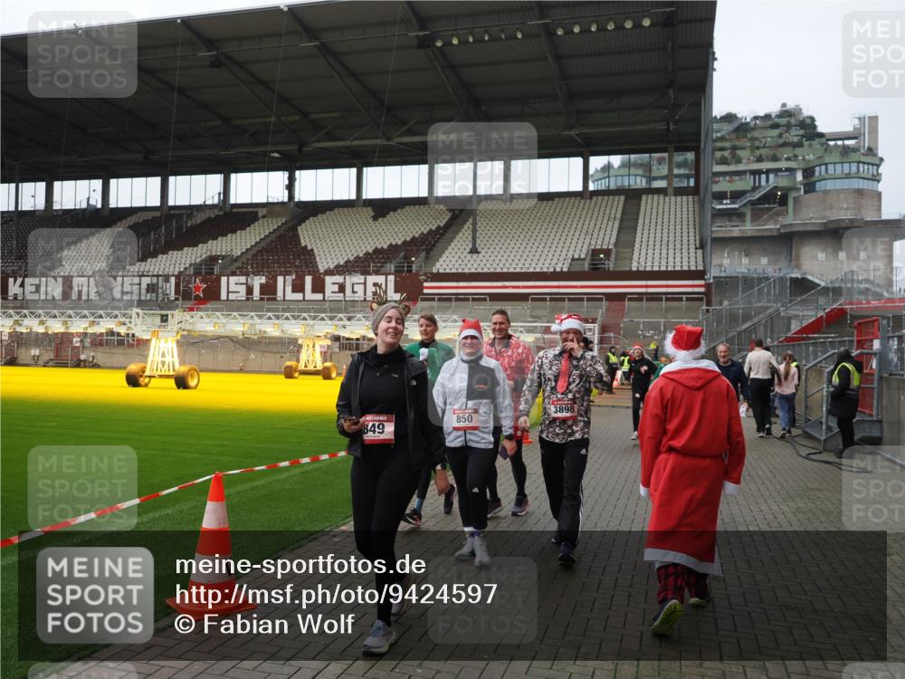 07.12.2025 - St. Pauli X-Mass-Run No. 15 Fabian Wolf http://msf.ph/oto/9424597 07.12.2025 12:08:01 Ziel 587, 849, 850, 1224, 1899, 2953, 2954, 3668, 3816, 3898, 3899, 4035, 4393, 4395, 4722 meine-sportfotos.de