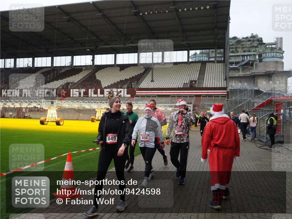 07.12.2025 - St. Pauli X-Mass-Run No. 15 Fabian Wolf http://msf.ph/oto/9424598 07.12.2025 12:08:02 Ziel 587, 849, 850, 1224, 1899, 2953, 2954, 3668, 3816, 3898, 3899, 4035, 4393, 4395, 4722 meine-sportfotos.de