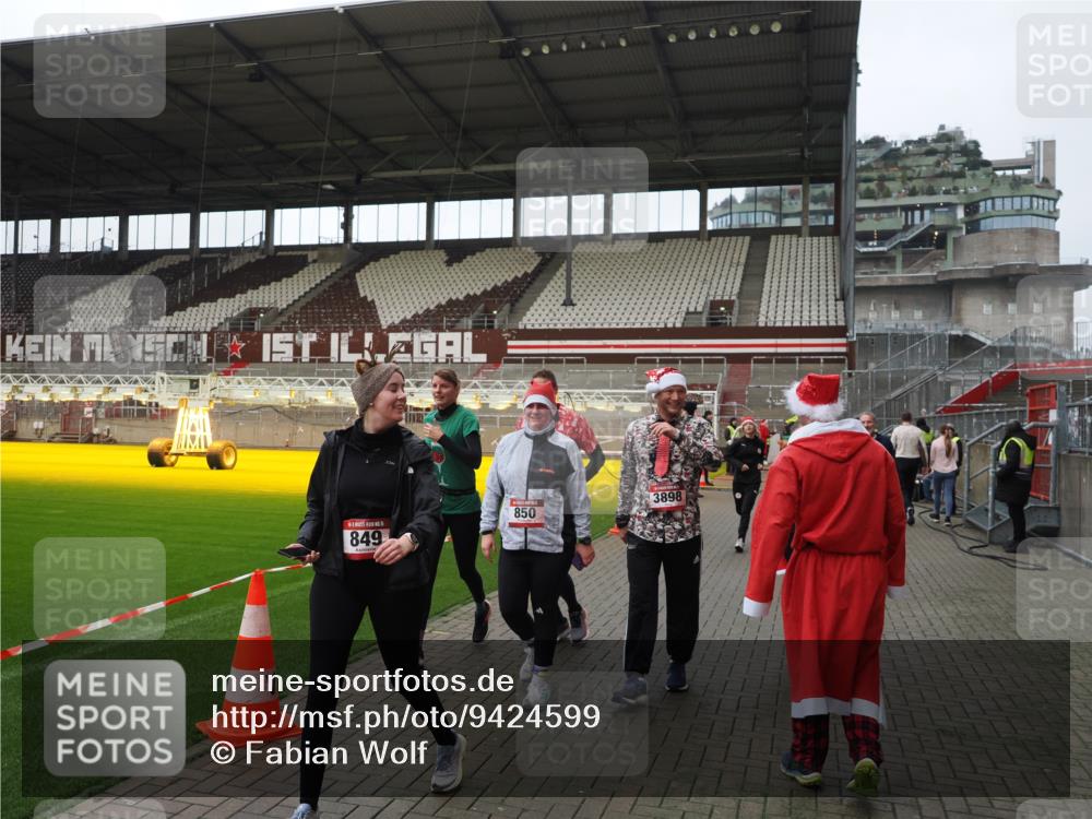 07.12.2025 - St. Pauli X-Mass-Run No. 15 Fabian Wolf http://msf.ph/oto/9424599 07.12.2025 12:08:02 Ziel 587, 849, 850, 1224, 1899, 2953, 2954, 3668, 3816, 3898, 3899, 4035, 4393, 4395, 4722 meine-sportfotos.de