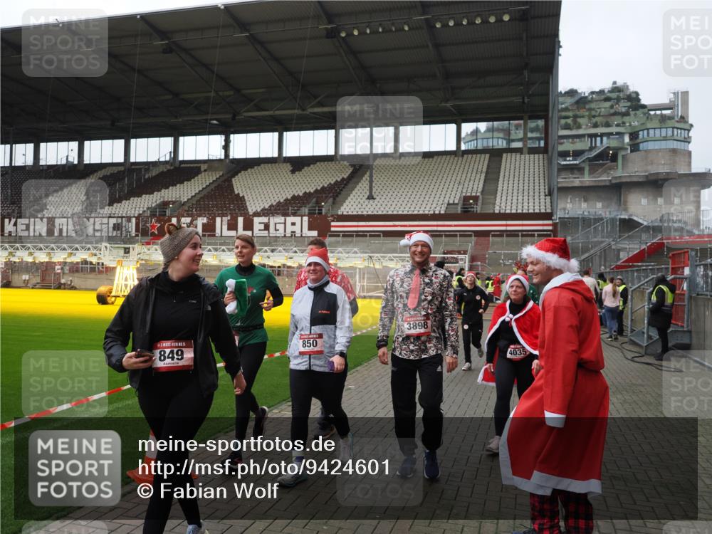 07.12.2025 - St. Pauli X-Mass-Run No. 15 Fabian Wolf http://msf.ph/oto/9424601 07.12.2025 12:08:02 Ziel 587, 849, 850, 1224, 1899, 2953, 2954, 3668, 3816, 3898, 3899, 4035, 4393, 4395, 4722 meine-sportfotos.de
