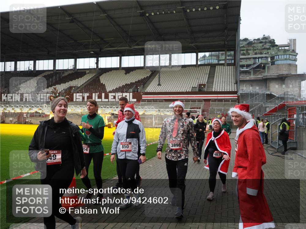 07.12.2025 - St. Pauli X-Mass-Run No. 15 Fabian Wolf http://msf.ph/oto/9424602 07.12.2025 12:08:02 Ziel 587, 849, 850, 1224, 1899, 2953, 2954, 3668, 3816, 3898, 3899, 4035, 4393, 4395, 4722 meine-sportfotos.de