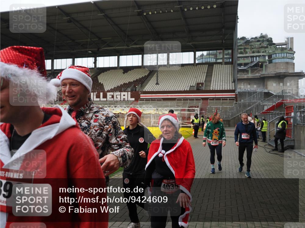 07.12.2025 - St. Pauli X-Mass-Run No. 15 Fabian Wolf http://msf.ph/oto/9424609 07.12.2025 12:08:04 Ziel 587, 849, 850, 1224, 1899, 2953, 2954, 3668, 3898, 3899, 4035, 4393, 4395, 4722 meine-sportfotos.de