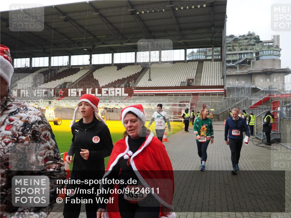 07.12.2025 - St. Pauli X-Mass-Run No. 15 Fabian Wolf http://msf.ph/oto/9424611 07.12.2025 12:08:05 Ziel 587, 849, 850, 1224, 1899, 2953, 2954, 3668, 3898, 3899, 4035, 4393, 4395, 4722 meine-sportfotos.de