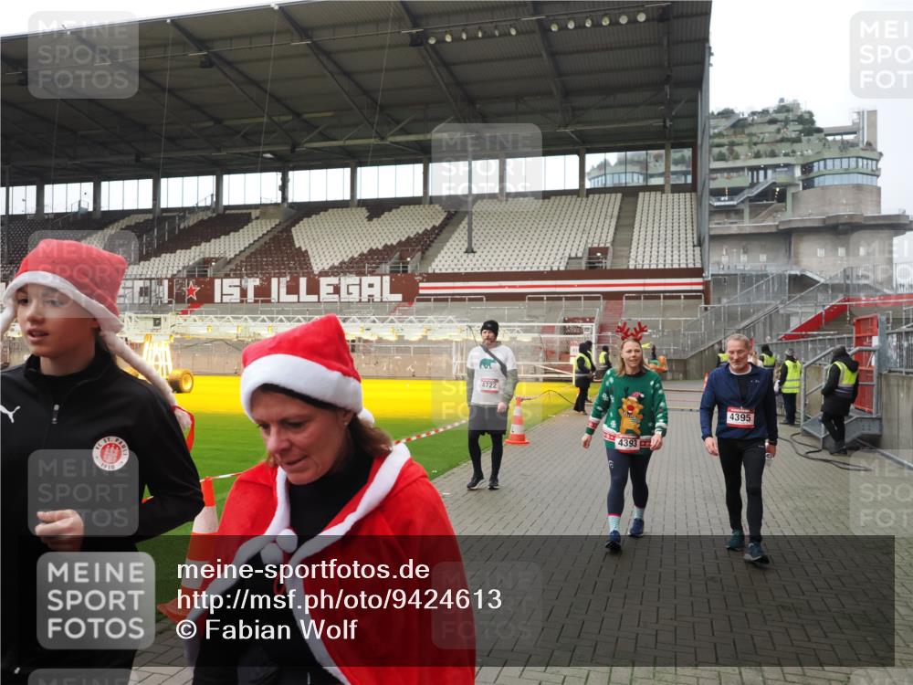 07.12.2025 - St. Pauli X-Mass-Run No. 15 Fabian Wolf http://msf.ph/oto/9424613 07.12.2025 12:08:05 Ziel 587, 849, 850, 1224, 1899, 2953, 2954, 3668, 3898, 3899, 4035, 4393, 4395, 4722 meine-sportfotos.de