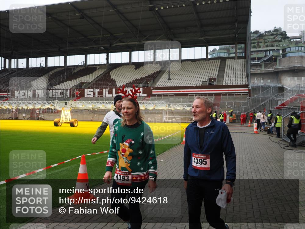 07.12.2025 - St. Pauli X-Mass-Run No. 15 Fabian Wolf http://msf.ph/oto/9424618 07.12.2025 12:08:08 Ziel 587, 1224, 1899, 2953, 2954, 3668, 3898, 3899, 4035, 4393, 4395, 4722 meine-sportfotos.de