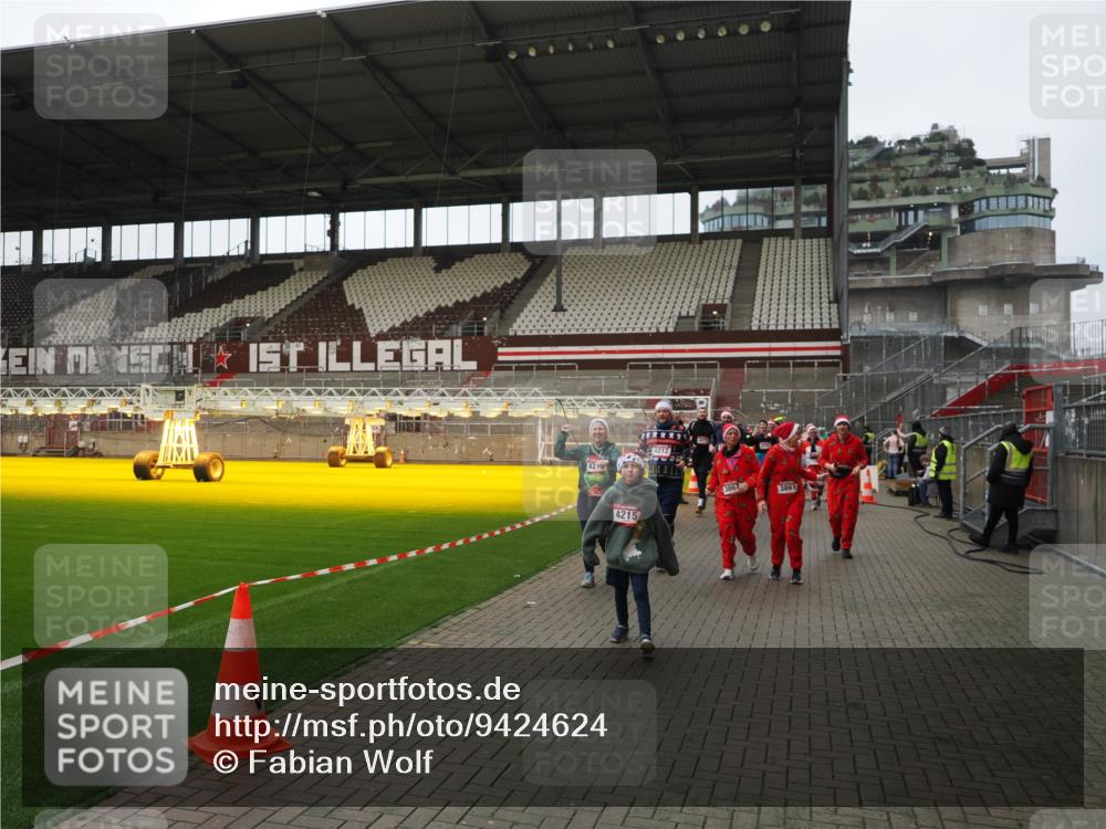 07.12.2025 - St. Pauli X-Mass-Run No. 15 Fabian Wolf http://msf.ph/oto/9424624 07.12.2025 12:08:19 Ziel 325, 334, 1224, 1493, 1514, 1940, 1943, 3397, 3609, 3861, 3867, 4212, 4213, 4214, 4215, 4269, 4271, 4272, 4292 meine-sportfotos.de