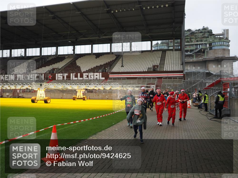 07.12.2025 - St. Pauli X-Mass-Run No. 15 Fabian Wolf http://msf.ph/oto/9424625 07.12.2025 12:08:19 Ziel 325, 334, 1224, 1493, 1514, 1940, 1943, 3397, 3609, 3861, 3867, 4212, 4213, 4214, 4215, 4269, 4271, 4272, 4292 meine-sportfotos.de