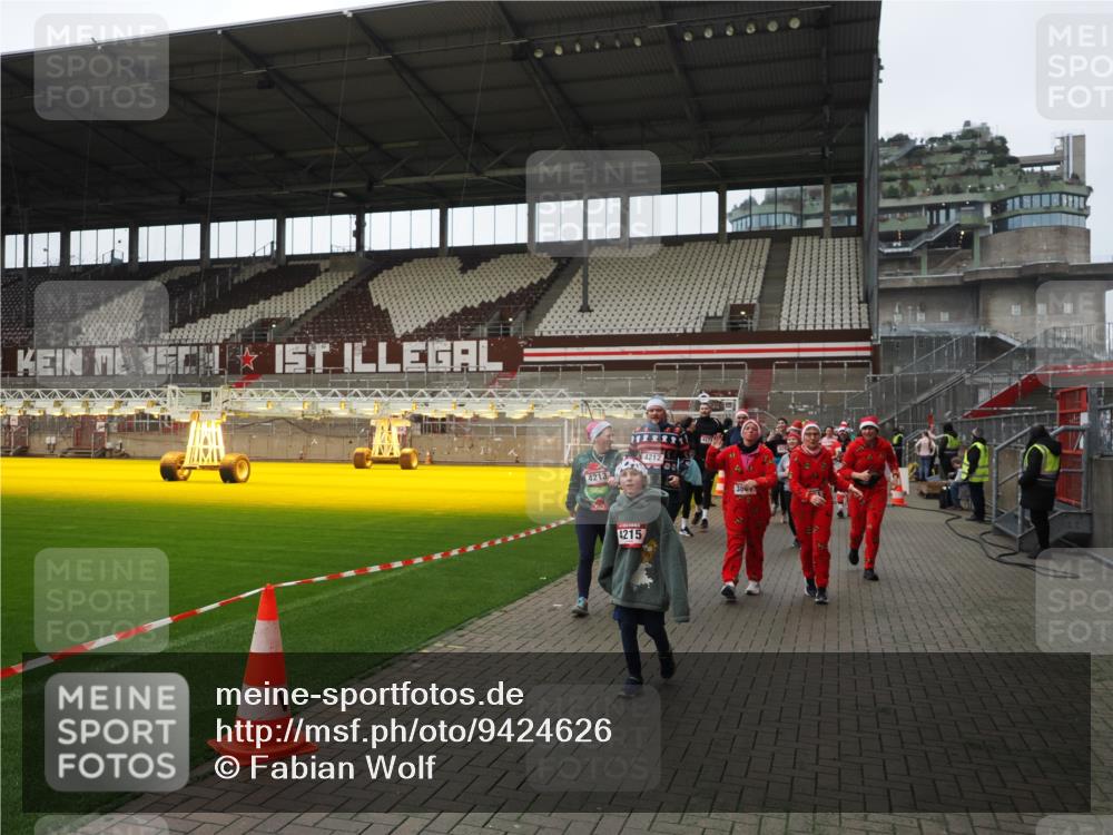 07.12.2025 - St. Pauli X-Mass-Run No. 15 Fabian Wolf http://msf.ph/oto/9424626 07.12.2025 12:08:19 Ziel 325, 334, 1224, 1493, 1514, 1940, 1943, 3397, 3609, 3861, 3867, 4212, 4213, 4214, 4215, 4269, 4271, 4272, 4292 meine-sportfotos.de