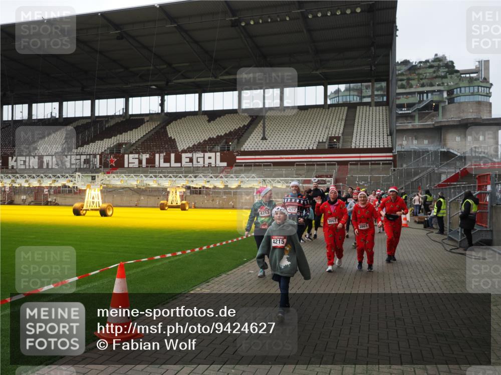 07.12.2025 - St. Pauli X-Mass-Run No. 15 Fabian Wolf http://msf.ph/oto/9424627 07.12.2025 12:08:20 Ziel 325, 334, 1493, 1514, 1940, 1943, 3397, 3609, 3861, 3867, 4212, 4213, 4214, 4215, 4269, 4271, 4272, 4292 meine-sportfotos.de
