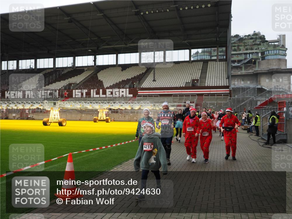 07.12.2025 - St. Pauli X-Mass-Run No. 15 Fabian Wolf http://msf.ph/oto/9424630 07.12.2025 12:08:20 Ziel 325, 334, 1493, 1514, 1940, 1943, 3397, 3609, 3861, 3867, 4212, 4213, 4214, 4215, 4269, 4271, 4272, 4292 meine-sportfotos.de