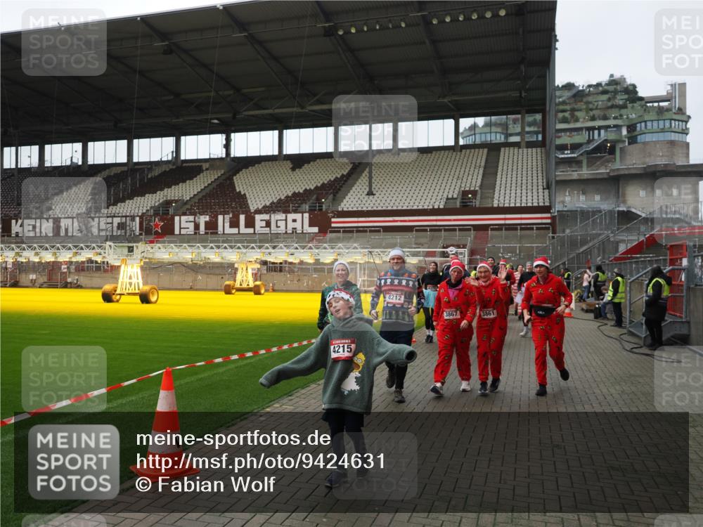 07.12.2025 - St. Pauli X-Mass-Run No. 15 Fabian Wolf http://msf.ph/oto/9424631 07.12.2025 12:08:20 Ziel 325, 334, 1493, 1514, 1940, 1943, 3397, 3609, 3861, 3867, 4212, 4213, 4214, 4215, 4269, 4271, 4272, 4292 meine-sportfotos.de