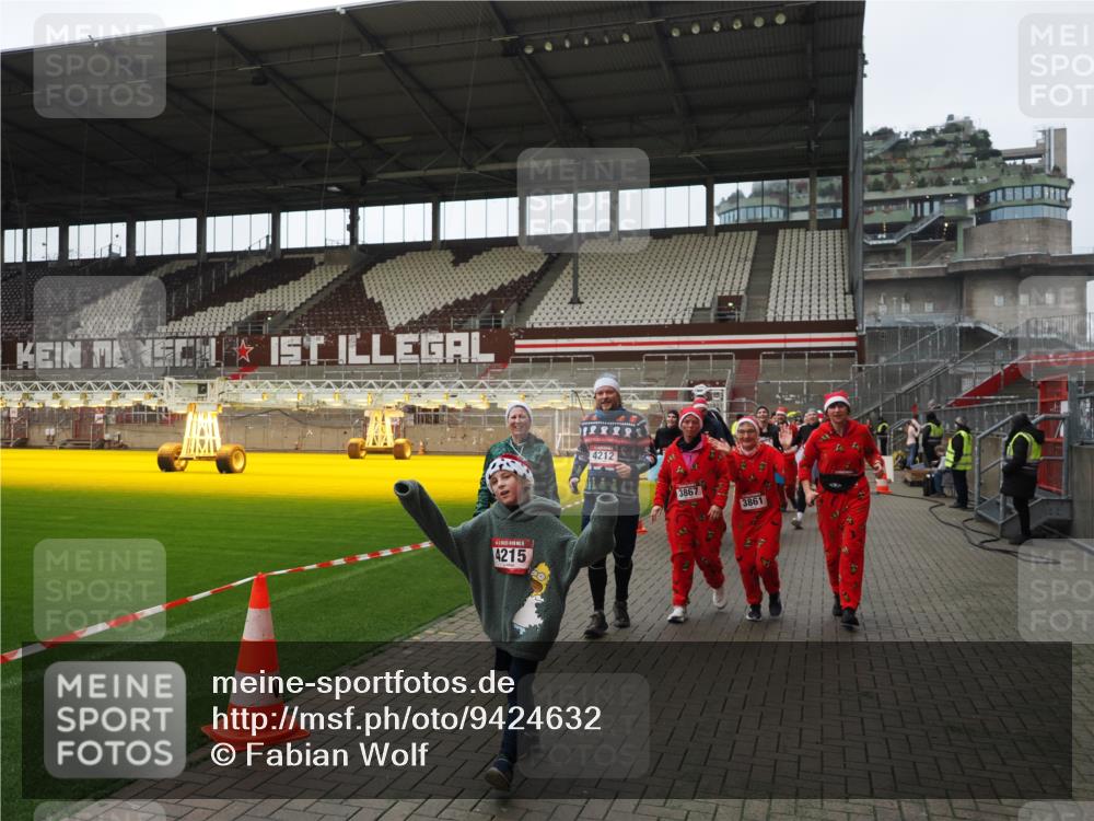 07.12.2025 - St. Pauli X-Mass-Run No. 15 Fabian Wolf http://msf.ph/oto/9424632 07.12.2025 12:08:21 Ziel 325, 334, 1493, 1514, 1940, 1943, 3397, 3609, 3861, 3867, 4212, 4213, 4214, 4215, 4269, 4271, 4272, 4292, 4711, 4717 meine-sportfotos.de