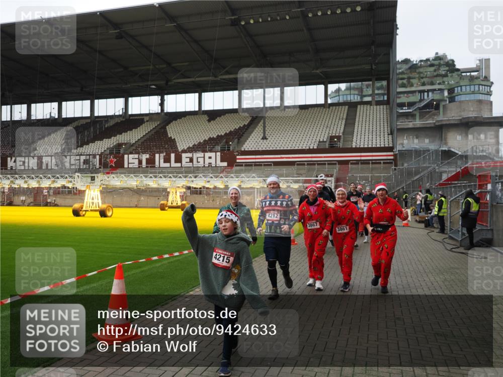 07.12.2025 - St. Pauli X-Mass-Run No. 15 Fabian Wolf http://msf.ph/oto/9424633 07.12.2025 12:08:21 Ziel 325, 334, 1493, 1514, 1940, 1943, 3397, 3609, 3861, 3867, 4212, 4213, 4214, 4215, 4269, 4271, 4272, 4292, 4711, 4717 meine-sportfotos.de