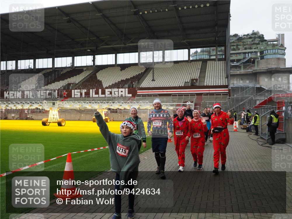 07.12.2025 - St. Pauli X-Mass-Run No. 15 Fabian Wolf http://msf.ph/oto/9424634 07.12.2025 12:08:21 Ziel 325, 334, 1493, 1514, 1940, 1943, 3397, 3609, 3861, 3867, 4212, 4213, 4214, 4215, 4269, 4271, 4272, 4292, 4711, 4717 meine-sportfotos.de