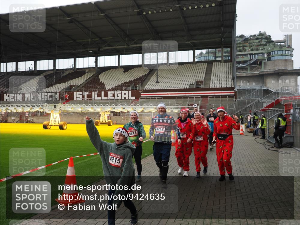 07.12.2025 - St. Pauli X-Mass-Run No. 15 Fabian Wolf http://msf.ph/oto/9424635 07.12.2025 12:08:21 Ziel 325, 334, 1493, 1514, 1940, 1943, 3397, 3609, 3861, 3867, 4212, 4213, 4214, 4215, 4269, 4271, 4272, 4292, 4711, 4717 meine-sportfotos.de