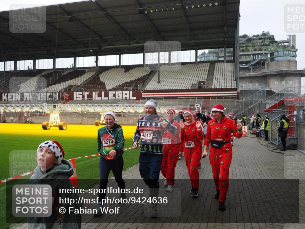 07.12.2025 - St. Pauli X-Mass-Run No. 15 Fabian Wolf http://msf.ph/oto/9424636 07.12.2025 12:08:22 Ziel 325, 334, 1493, 1514, 1940, 1943, 3397, 3609, 3861, 3867, 4212, 4213, 4214, 4215, 4269, 4271, 4272, 4292, 4711, 4717 meine-sportfotos.de