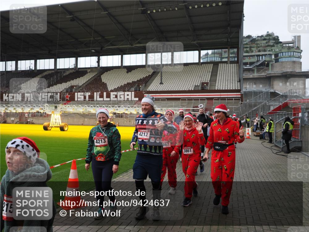 07.12.2025 - St. Pauli X-Mass-Run No. 15 Fabian Wolf http://msf.ph/oto/9424637 07.12.2025 12:08:22 Ziel 325, 334, 1493, 1514, 1940, 1943, 3397, 3609, 3861, 3867, 4212, 4213, 4214, 4215, 4269, 4271, 4272, 4292, 4711, 4717 meine-sportfotos.de