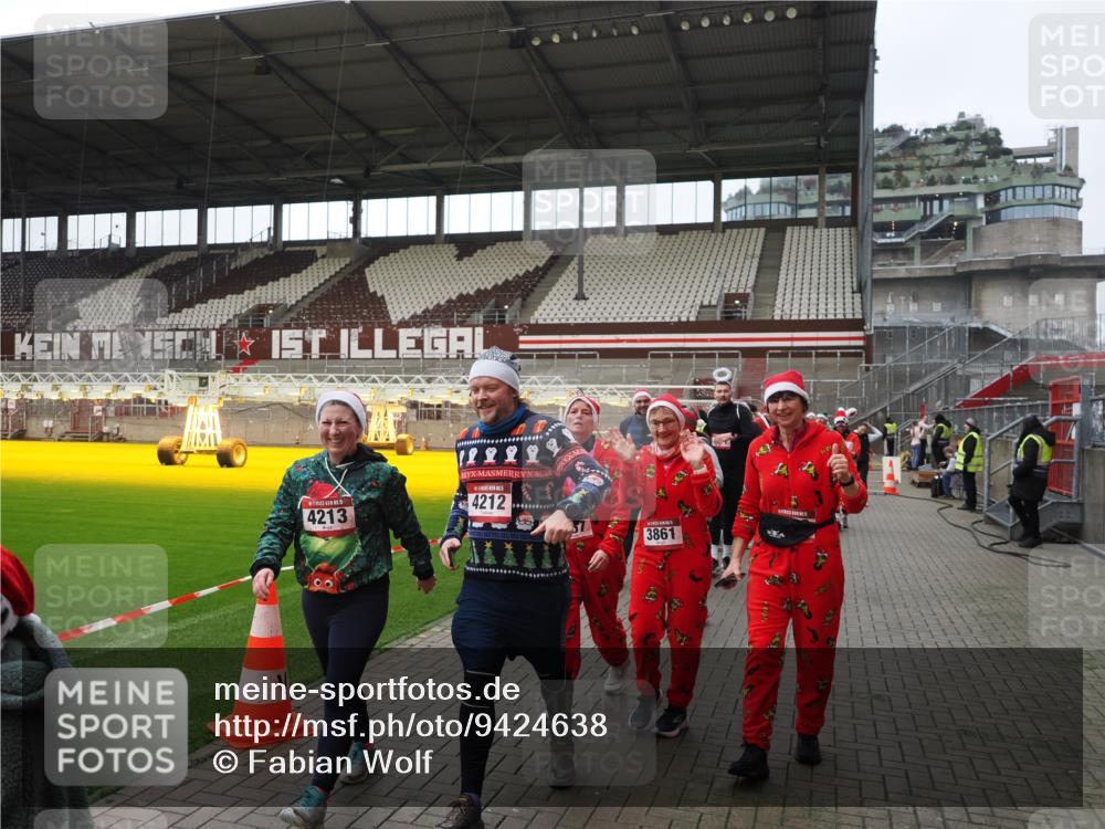 07.12.2025 - St. Pauli X-Mass-Run No. 15 Fabian Wolf http://msf.ph/oto/9424638 07.12.2025 12:08:23 Ziel 325, 334, 1493, 1514, 1940, 1943, 3397, 3609, 3861, 3867, 4212, 4213, 4214, 4215, 4269, 4271, 4272, 4292, 4711, 4712, 4717 meine-sportfotos.de