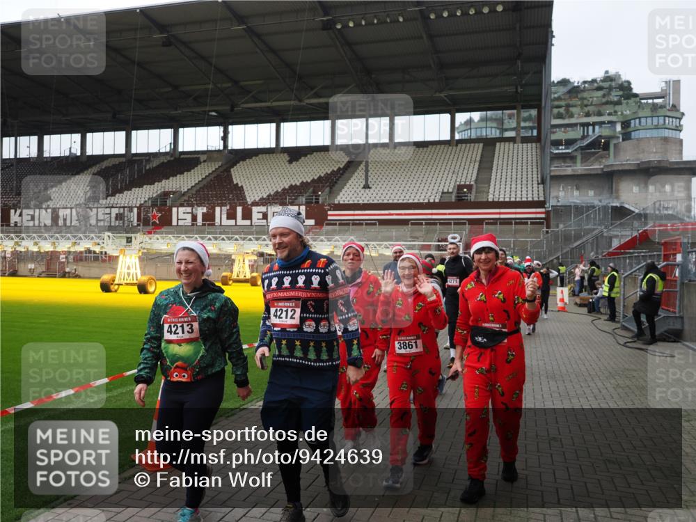 07.12.2025 - St. Pauli X-Mass-Run No. 15 Fabian Wolf http://msf.ph/oto/9424639 07.12.2025 12:08:23 Ziel 325, 334, 1493, 1514, 1940, 1943, 3397, 3609, 3861, 3867, 4212, 4213, 4214, 4215, 4269, 4271, 4272, 4292, 4711, 4712, 4717 meine-sportfotos.de