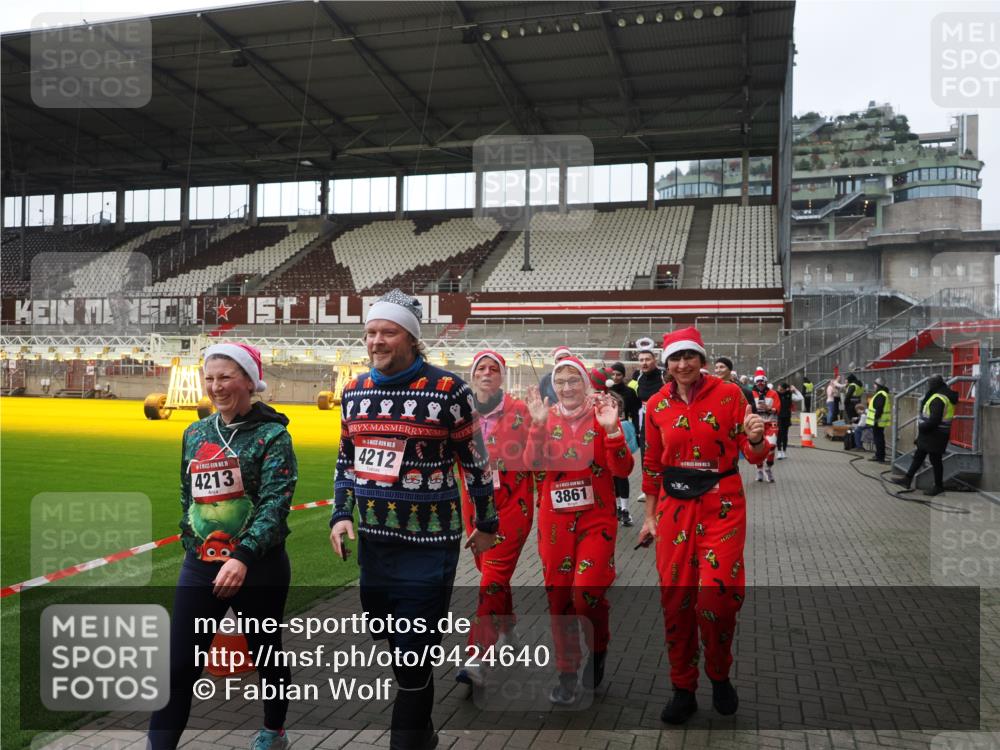 07.12.2025 - St. Pauli X-Mass-Run No. 15 Fabian Wolf http://msf.ph/oto/9424640 07.12.2025 12:08:23 Ziel 325, 334, 1493, 1514, 1940, 1943, 3397, 3609, 3861, 3867, 4212, 4213, 4214, 4215, 4269, 4271, 4272, 4292, 4711, 4712, 4717 meine-sportfotos.de