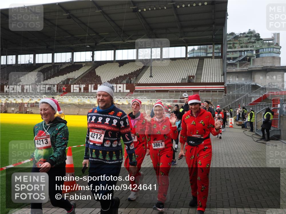 07.12.2025 - St. Pauli X-Mass-Run No. 15 Fabian Wolf http://msf.ph/oto/9424641 07.12.2025 12:08:23 Ziel 325, 334, 1493, 1514, 1940, 1943, 3397, 3609, 3861, 3867, 4212, 4213, 4214, 4215, 4269, 4271, 4272, 4292, 4711, 4712, 4717 meine-sportfotos.de