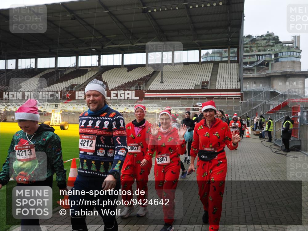 07.12.2025 - St. Pauli X-Mass-Run No. 15 Fabian Wolf http://msf.ph/oto/9424642 07.12.2025 12:08:23 Ziel 325, 334, 1493, 1514, 1940, 1943, 3397, 3609, 3861, 3867, 4212, 4213, 4214, 4215, 4269, 4271, 4272, 4292, 4711, 4712, 4717 meine-sportfotos.de