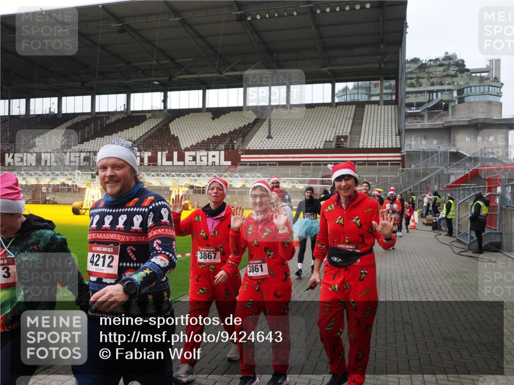 07.12.2025 - St. Pauli X-Mass-Run No. 15 Fabian Wolf http://msf.ph/oto/9424643 07.12.2025 12:08:24 Ziel 325, 334, 1493, 1514, 1940, 1943, 3397, 3609, 3861, 3867, 4212, 4213, 4214, 4215, 4269, 4271, 4272, 4292, 4711, 4712, 4717 meine-sportfotos.de