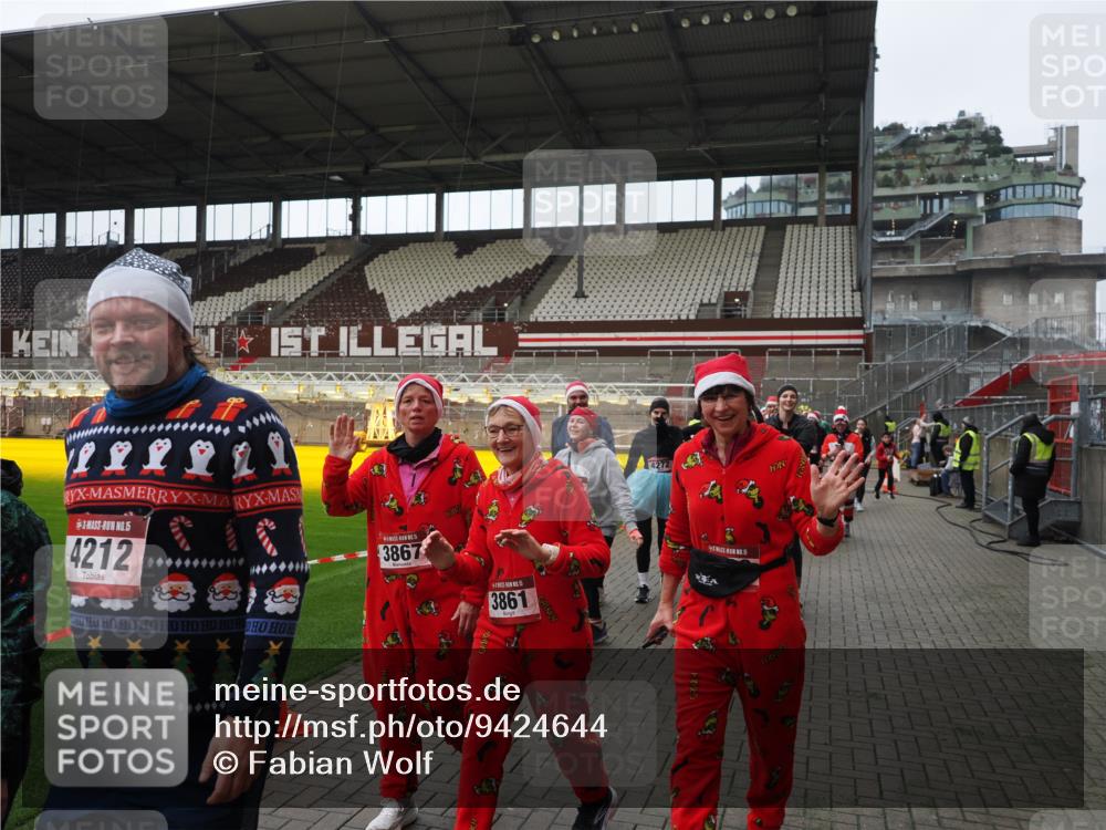 07.12.2025 - St. Pauli X-Mass-Run No. 15 Fabian Wolf http://msf.ph/oto/9424644 07.12.2025 12:08:24 Ziel 325, 334, 1493, 1514, 1940, 1943, 3397, 3609, 3861, 3867, 4212, 4213, 4214, 4215, 4269, 4271, 4272, 4292, 4711, 4712, 4717 meine-sportfotos.de