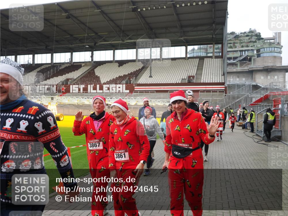 07.12.2025 - St. Pauli X-Mass-Run No. 15 Fabian Wolf http://msf.ph/oto/9424645 07.12.2025 12:08:24 Ziel 325, 334, 1493, 1514, 1940, 1943, 3397, 3609, 3861, 3867, 4212, 4213, 4214, 4215, 4269, 4271, 4272, 4292, 4711, 4712, 4717 meine-sportfotos.de