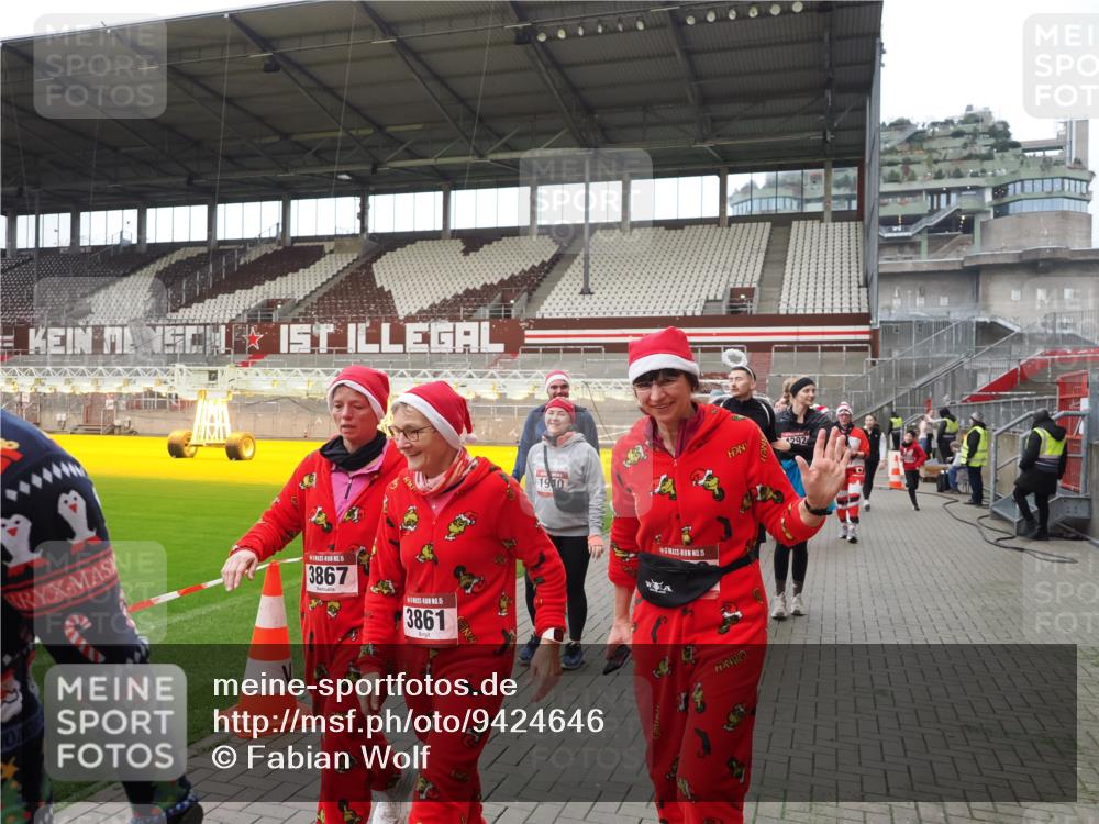 07.12.2025 - St. Pauli X-Mass-Run No. 15 Fabian Wolf http://msf.ph/oto/9424646 07.12.2025 12:08:24 Ziel 325, 334, 1493, 1514, 1940, 1943, 3397, 3609, 3861, 3867, 4212, 4213, 4214, 4215, 4269, 4271, 4272, 4292, 4711, 4712, 4717 meine-sportfotos.de