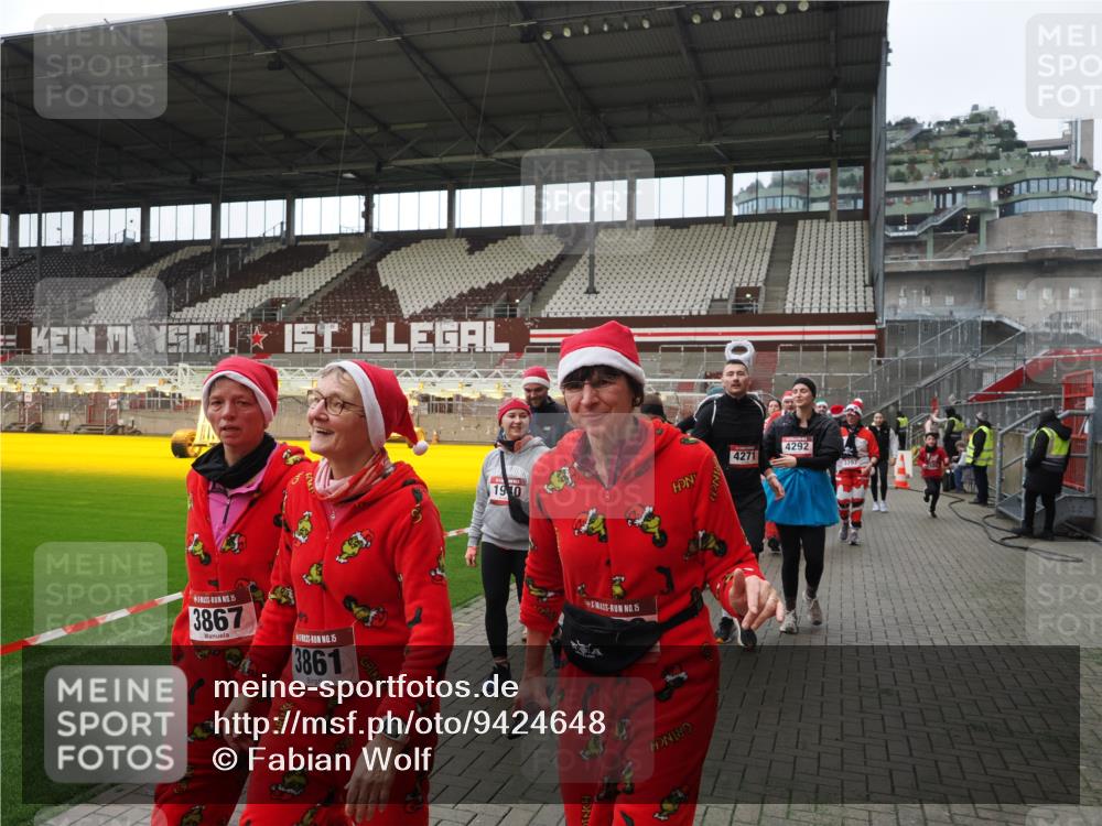 07.12.2025 - St. Pauli X-Mass-Run No. 15 Fabian Wolf http://msf.ph/oto/9424648 07.12.2025 12:08:25 Ziel 325, 334, 1493, 1514, 1940, 1943, 3141, 3397, 3609, 3861, 3867, 4212, 4213, 4214, 4215, 4269, 4271, 4272, 4292, 4711, 4712, 4717 meine-sportfotos.de