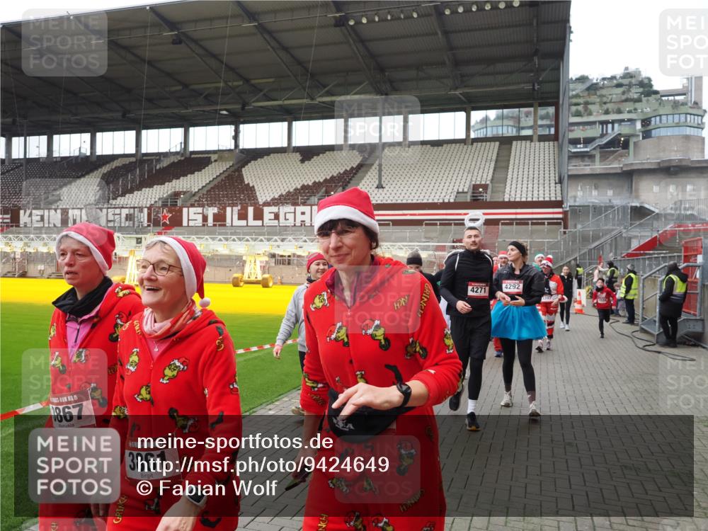07.12.2025 - St. Pauli X-Mass-Run No. 15 Fabian Wolf http://msf.ph/oto/9424649 07.12.2025 12:08:25 Ziel 325, 334, 1493, 1514, 1940, 1943, 3141, 3397, 3609, 3861, 3867, 4212, 4213, 4214, 4215, 4269, 4271, 4272, 4292, 4711, 4712, 4717 meine-sportfotos.de