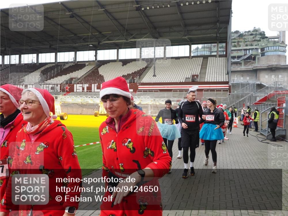 07.12.2025 - St. Pauli X-Mass-Run No. 15 Fabian Wolf http://msf.ph/oto/9424650 07.12.2025 12:08:25 Ziel 325, 334, 1493, 1514, 1940, 1943, 3141, 3397, 3609, 3861, 3867, 4212, 4213, 4214, 4215, 4269, 4271, 4272, 4292, 4711, 4712, 4717 meine-sportfotos.de
