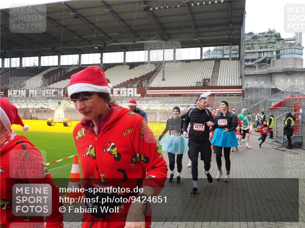 07.12.2025 - St. Pauli X-Mass-Run No. 15 Fabian Wolf http://msf.ph/oto/9424651 07.12.2025 12:08:25 Ziel 325, 334, 1493, 1514, 1940, 1943, 3141, 3397, 3609, 3861, 3867, 4212, 4213, 4214, 4215, 4269, 4271, 4272, 4292, 4711, 4712, 4717 meine-sportfotos.de