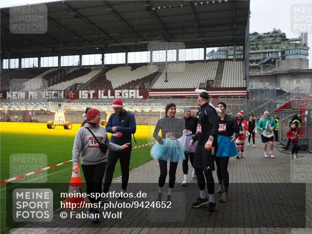 07.12.2025 - St. Pauli X-Mass-Run No. 15 Fabian Wolf http://msf.ph/oto/9424652 07.12.2025 12:08:26 Ziel 325, 334, 1493, 1514, 1940, 1943, 3141, 3397, 3609, 3861, 3867, 4212, 4213, 4214, 4215, 4269, 4271, 4272, 4292, 4711, 4712, 4717 meine-sportfotos.de