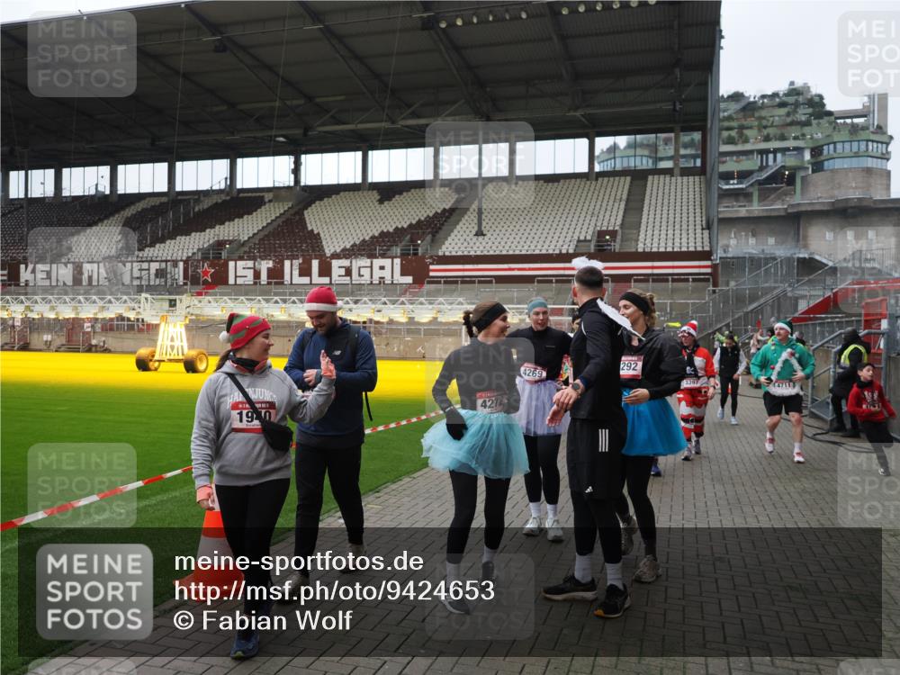 07.12.2025 - St. Pauli X-Mass-Run No. 15 Fabian Wolf http://msf.ph/oto/9424653 07.12.2025 12:08:26 Ziel 325, 334, 1493, 1514, 1940, 1943, 3141, 3397, 3609, 3861, 3867, 4212, 4213, 4214, 4215, 4269, 4271, 4272, 4292, 4711, 4712, 4717 meine-sportfotos.de